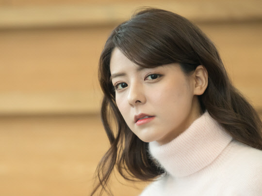 일본인 배우 후지이 미나가 연합뉴스와 인터뷰에 앞서 포즈를 취하고 있다.